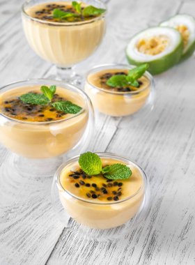 Çarkıfelek meyveleriyle süslenmiş tutku meyveleri.