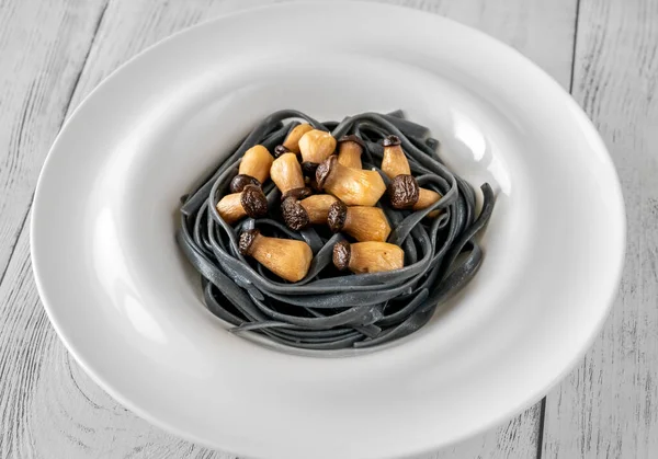 Inktvis Inkt Linguine Pasta Met Baby Champignons — Stockfoto