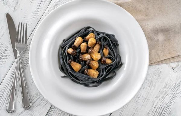 Inktvis Inkt Linguine Pasta Met Baby Champignons — Stockfoto