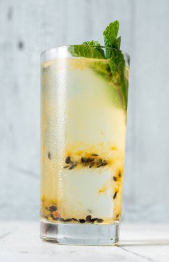 İki bardak Vals Matilda Kokteyli. Taze nane filizi ile süslenmiş.