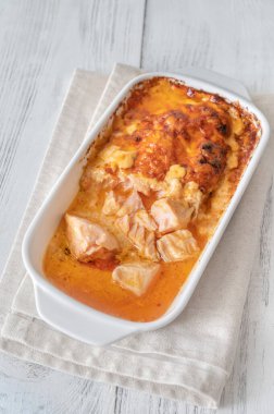 Peynirli ve sriracha soslu fırında somon.