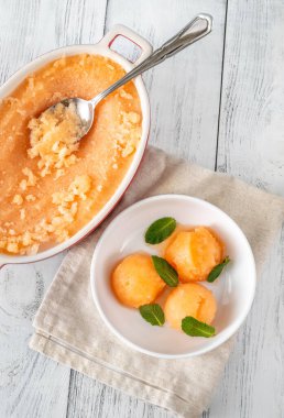 Beyaz kasede taze nane yapraklı nane şerbeti.