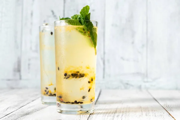 Två Glas Waltzing Matilda Cocktail Dekorerad Med Färska Mynta Kvistar — Stockfoto