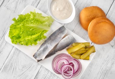 Fischbrotchen için malzemeler - Geleneksel Alman balıklı sandviç 