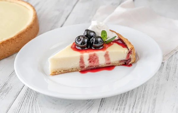 Cuña Tarta Queso Tradicional Con Cerezas Amarena Plato —  Fotos de Stock