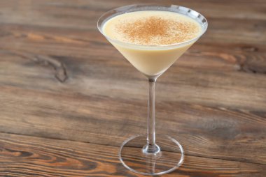 Bir bardak Kanarya Döndürme Kokteyli Limon lezzeti katılmış