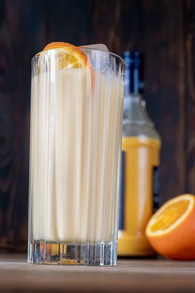 Bicchiere Bessie Jessie Cocktail Guarnito Con Ruota Fetta Arancione — Foto Stock
