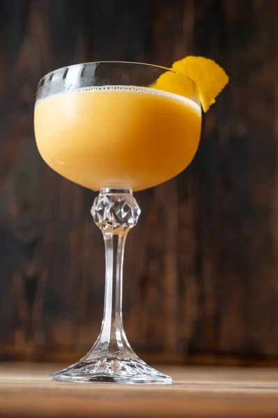 Ποτήρι Canary Flip Cocktail Γαρνιρισμένο Ξύσμα Λεμονιού — Φωτογραφία Αρχείου