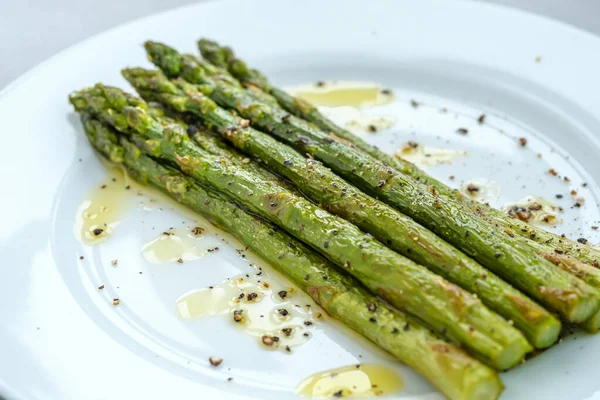 Bund Gekochter Spargel Auf Dem Weißen Teller — Stockfoto