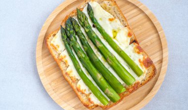 Kuşkonmaz filizli fırında sandviç ve mozzarella.