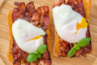 Haşlanmış yumurta ve pastırmalı Ciabatta sandviçi.