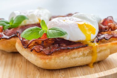 Haşlanmış yumurta ve pastırmalı Ciabatta sandviçi.