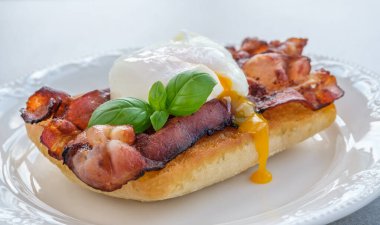 Haşlanmış yumurta ve pastırmalı Ciabatta sandviçi.