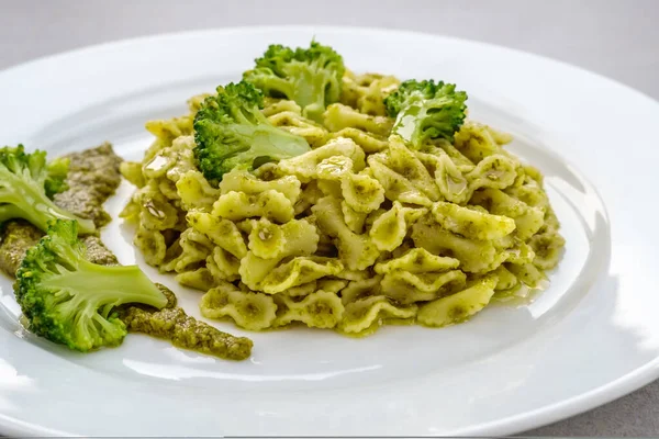 Pesto Brokolili Farfalline Makarnası — Stok fotoğraf