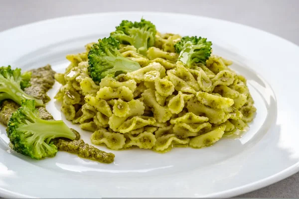Pesto ve brokolili Farfalline makarnası.