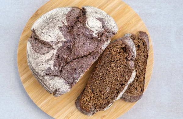 Bochenek Chleba Żytniego Drewnianej Tacy — Zdjęcie stockowe