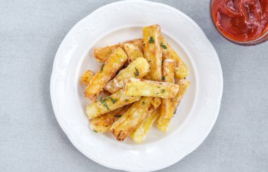 Tabakta patates kızartması var.