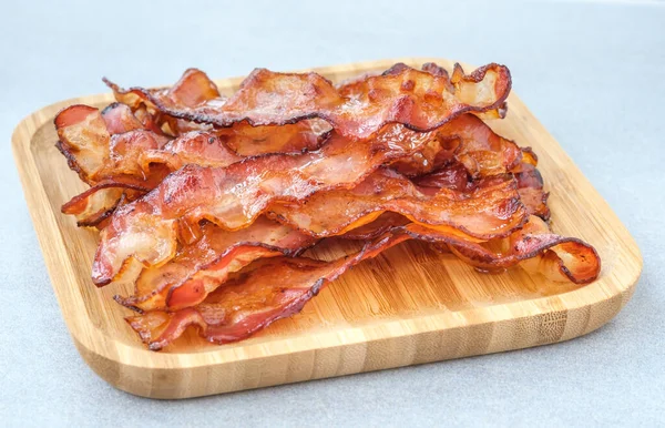 Stekta Baconremsor Träplattan — Stockfoto