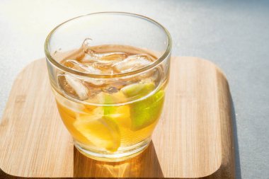 Bir bardak buzlu altın rom.