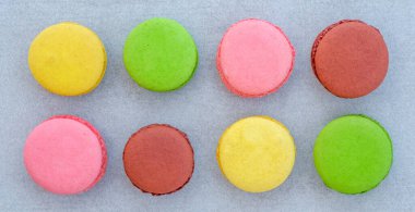 Çeşitli aromalı renkli badem kurabiyeleri. 