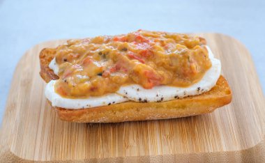 Ahşap tabakta ızgara patlıcanlı mozzarella bruschetta.