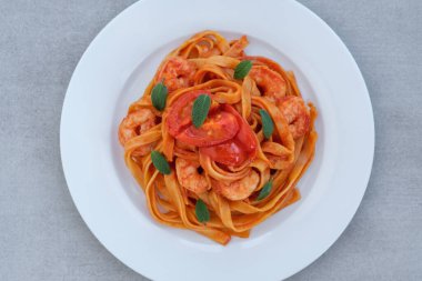 Tabakta domates sarımsaklı karides tagliatelle makarna.