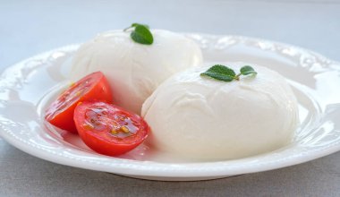 Geleneksel buffolo sütlü mozzarella peyniri tabakta