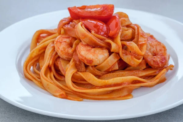 Tagliatelle All Aglio Pomodoro Tagliatelle Gamberi Sul Piatto — Foto Stock