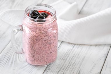 Mason kavanozu vişneli puding yakın çekim