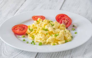 Tavada domatesli omlet porsiyonu.