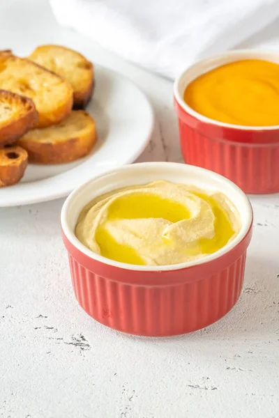Toasted Bread Cheddar Sauce Hummus — стоковое фото