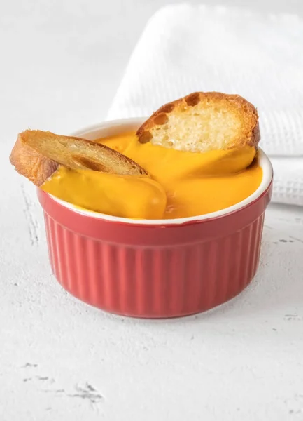 Bowl Cheddar Dip Sauce Toasted Bread — стоковое фото