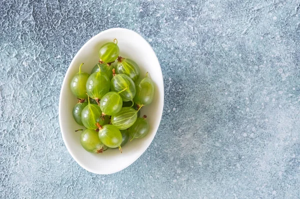 Bowl Fresh Gooseberry Blue Gray Background — Foto de Stock