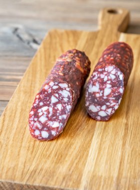 Braunschweiger sausage on the wodden cutting board