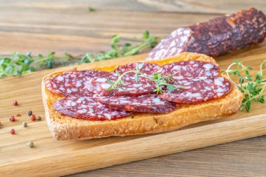 Sandwich wit Braunschweiger sausage on the wodden cutting board