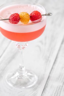 Yonca Kulübü Kokteyli ahududularla süslenmiş.