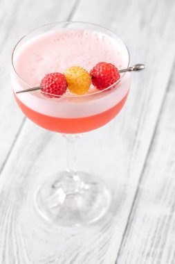 Yonca Kulübü Kokteyli ahududularla süslenmiş.