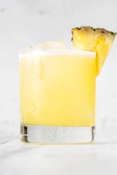 Island Oasis Cocktail Garnished Pineapple Wedge — Stock Photo, Image