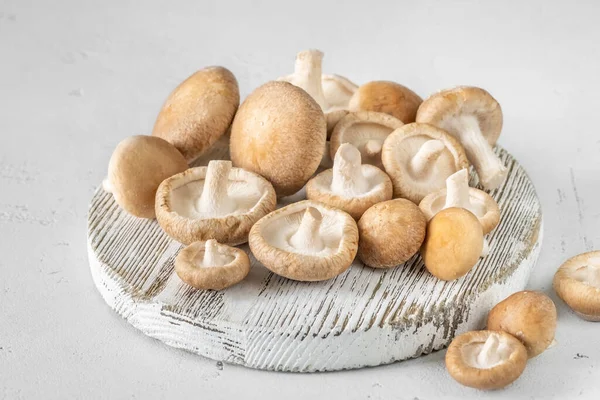Batch Raw Shiitake Mushrooms Cutting Board — Stock Photo, Image