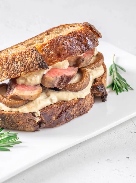 Sandwich Steak Bœuf Champignons Sauce Close — Photo