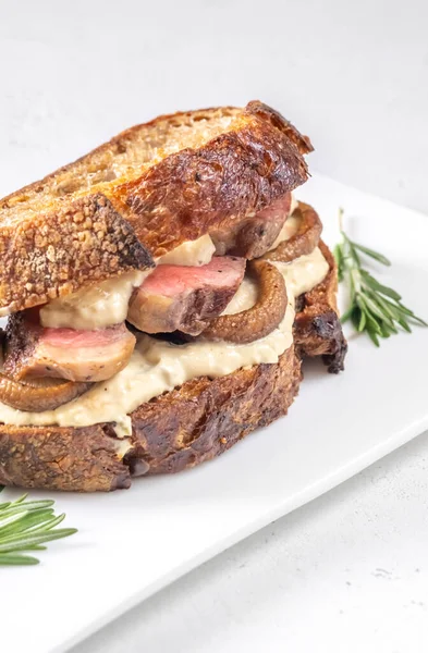 Sandwich Steak Bœuf Champignons Sauce Close — Photo