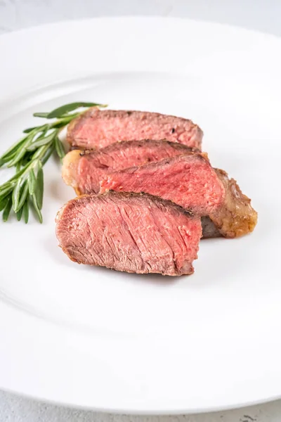 白いプレートの上に牛肉のステーキをスライス — ストック写真