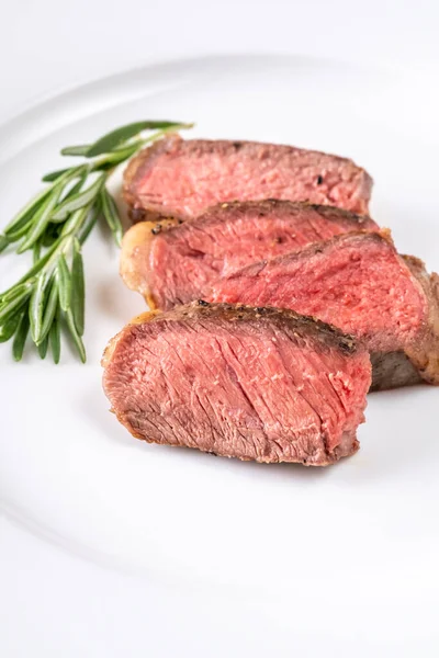 白いプレートの上に牛肉のステーキをスライス — ストック写真