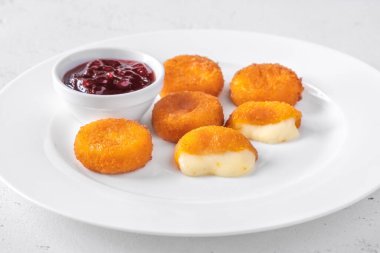 Kızılcık soslu kızarmış camembert nugget.