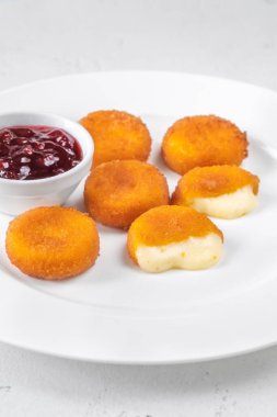 Kızılcık soslu kızarmış camembert nugget.