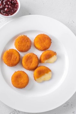 Kızılcık soslu kızarmış camembert nugget.