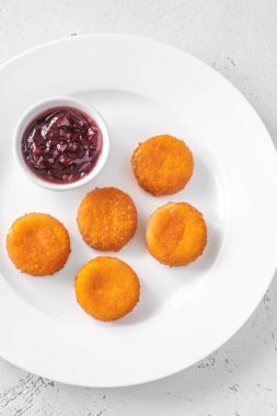 Kızılcık soslu kızarmış camembert nugget.