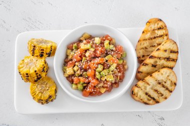 Beyaz masada bir kase somon dürtmesi