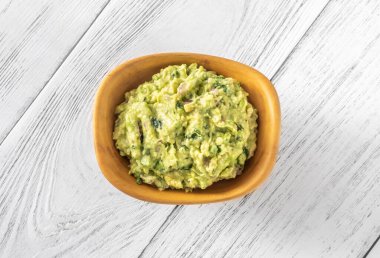 Beyaz arka planda bir kase guacamole.