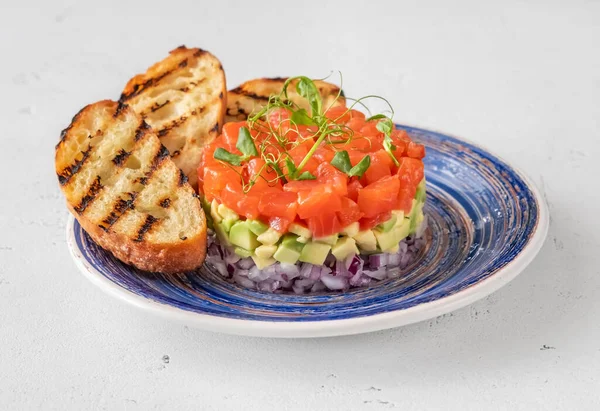 Porção Tartare Abacate Salmão Com Pão Grelhado — Fotografia de Stock